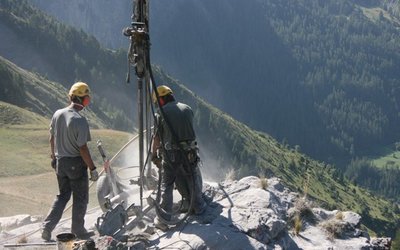 Travaux de forage préalables à la réalisation d'un tir de mines (Hautes Alpes - PACA)